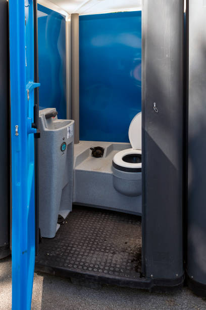 Best Porta potty rental near me  in Hiawatha, KS